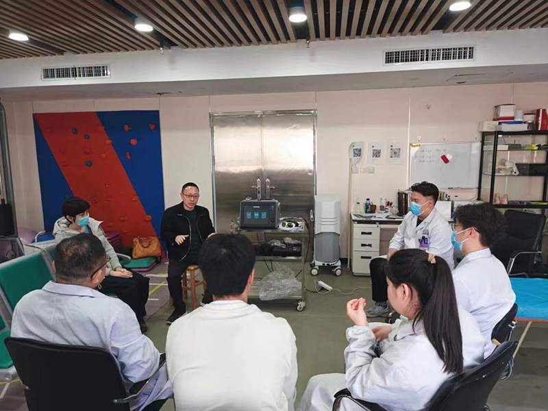 PBM Medical Laser et Wuhan hospitalis Populi Intra in Cooperationem in Physiotherapy Laser